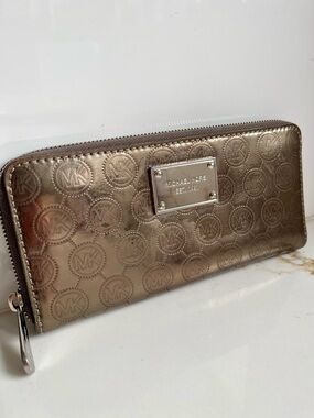 Michael Kors Jet Set Travel Continental wallet metallic logo